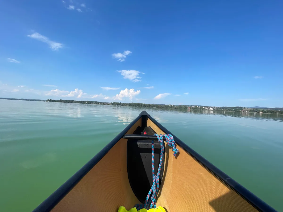 An diesem Tag ist wenig los. Voraussagen lässt sich das jeweils kaum. Blick auf den See aus einem Kanu heraus.